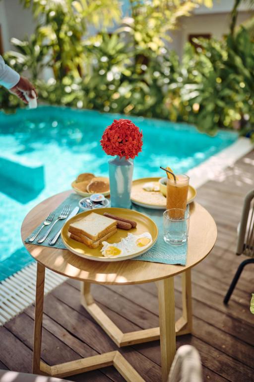 Breakfast served by the pool on Kondey